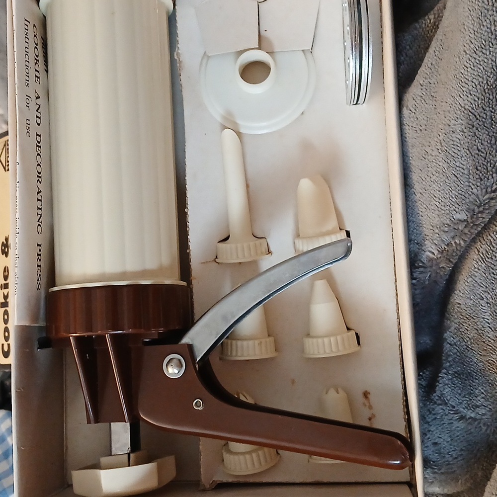 Vintage 1979 Hoan Cookie & Decorating Press 6 Discs & 6 Nozzles NOS NEW In Orig.